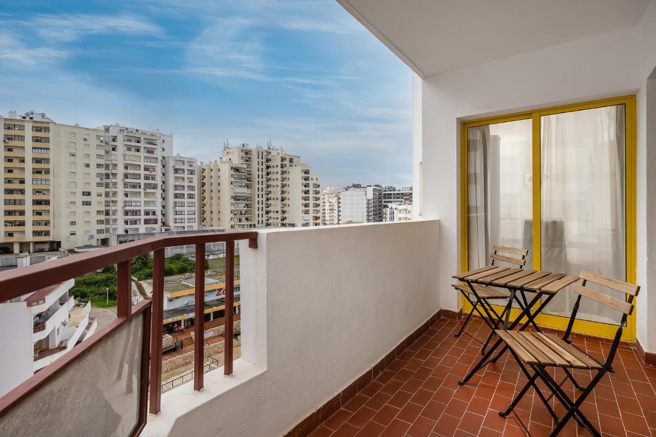 Sunny Flat W/ Balcony & Pool By Lovelystay 波尔蒂芒 外观 照片